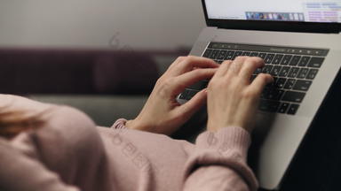 女人手打字文本移动PC键盘女手工作键盘
